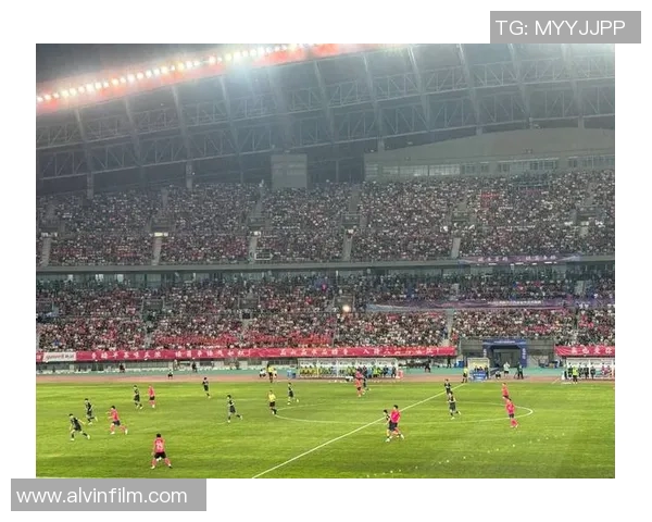 足球明星激情时刻向观众扔出球衣引发热烈欢呼与互动盛况 足球明星激情时刻向观众扔出球衣引发热烈欢呼与互动盛况